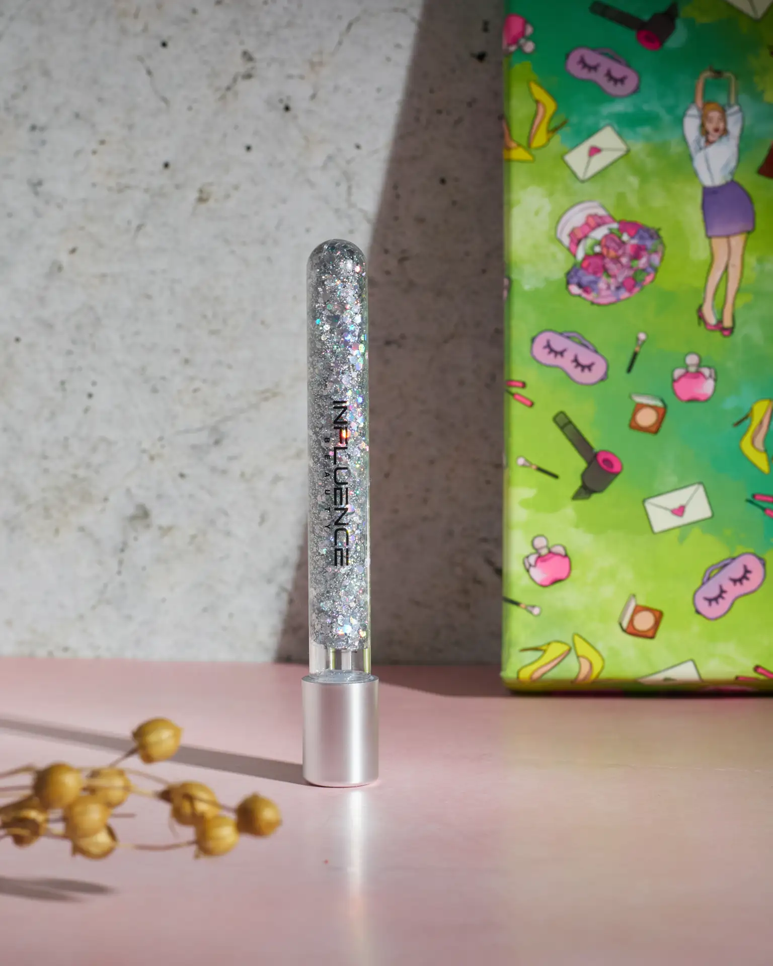 Глиттеры на гелевой основе Glitter Dose от Influence Beauty подходят для использования на любом учас