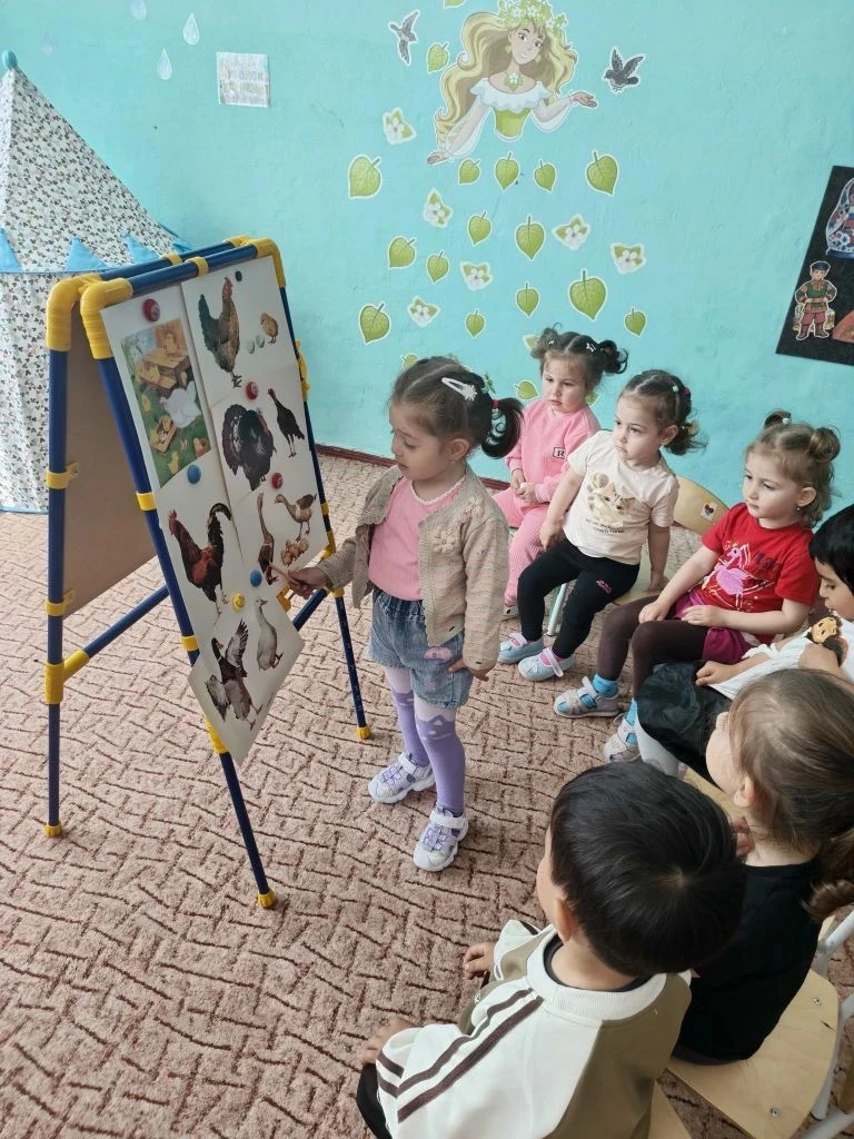 Сегодня малыши познакомились  с домашними птицами "🐥🐓