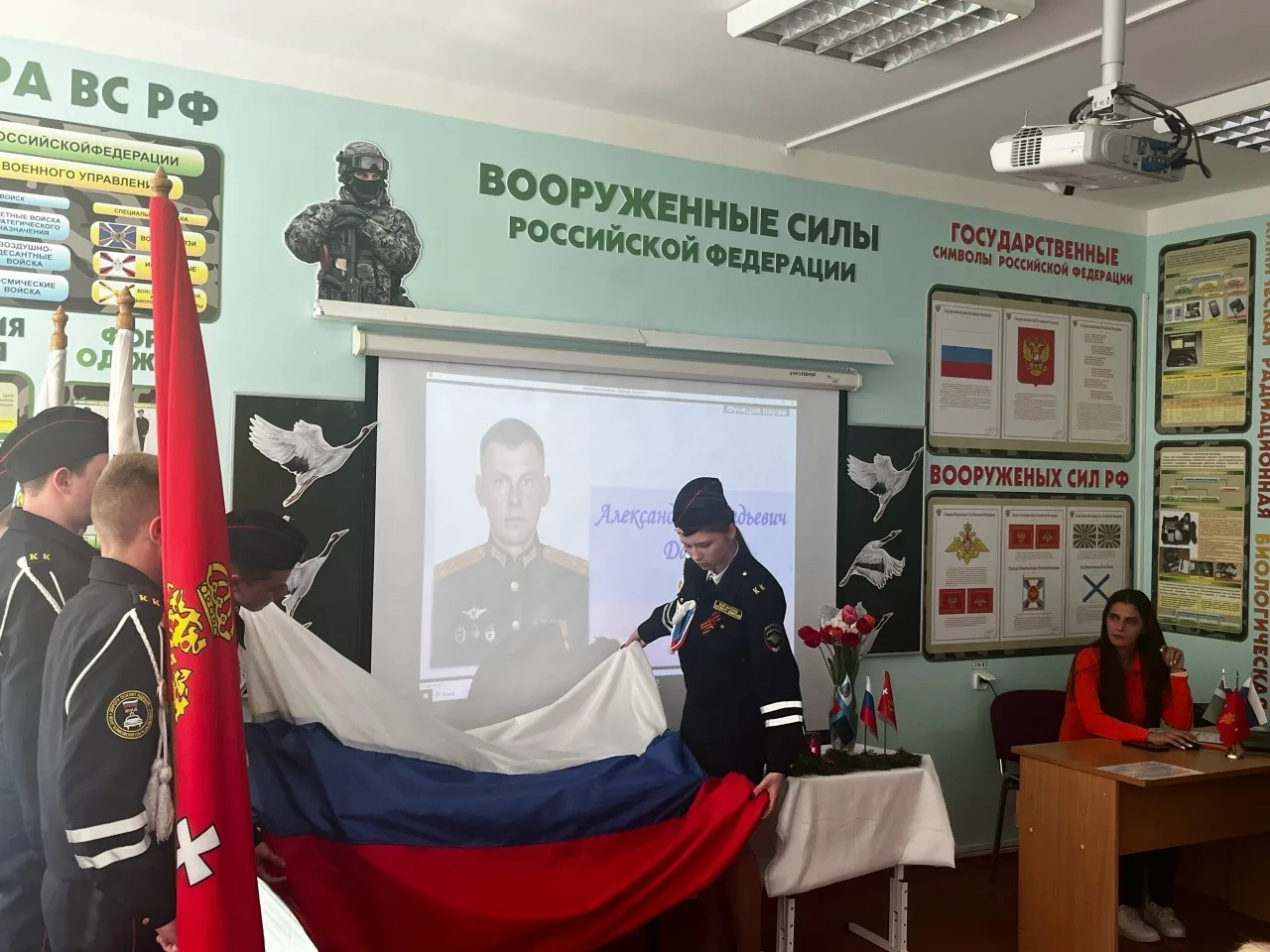 🎗Парта Героя🎗  🏵Сегодня в нашей школе произошло по-настоящему трогательное и важное событие — мы отк