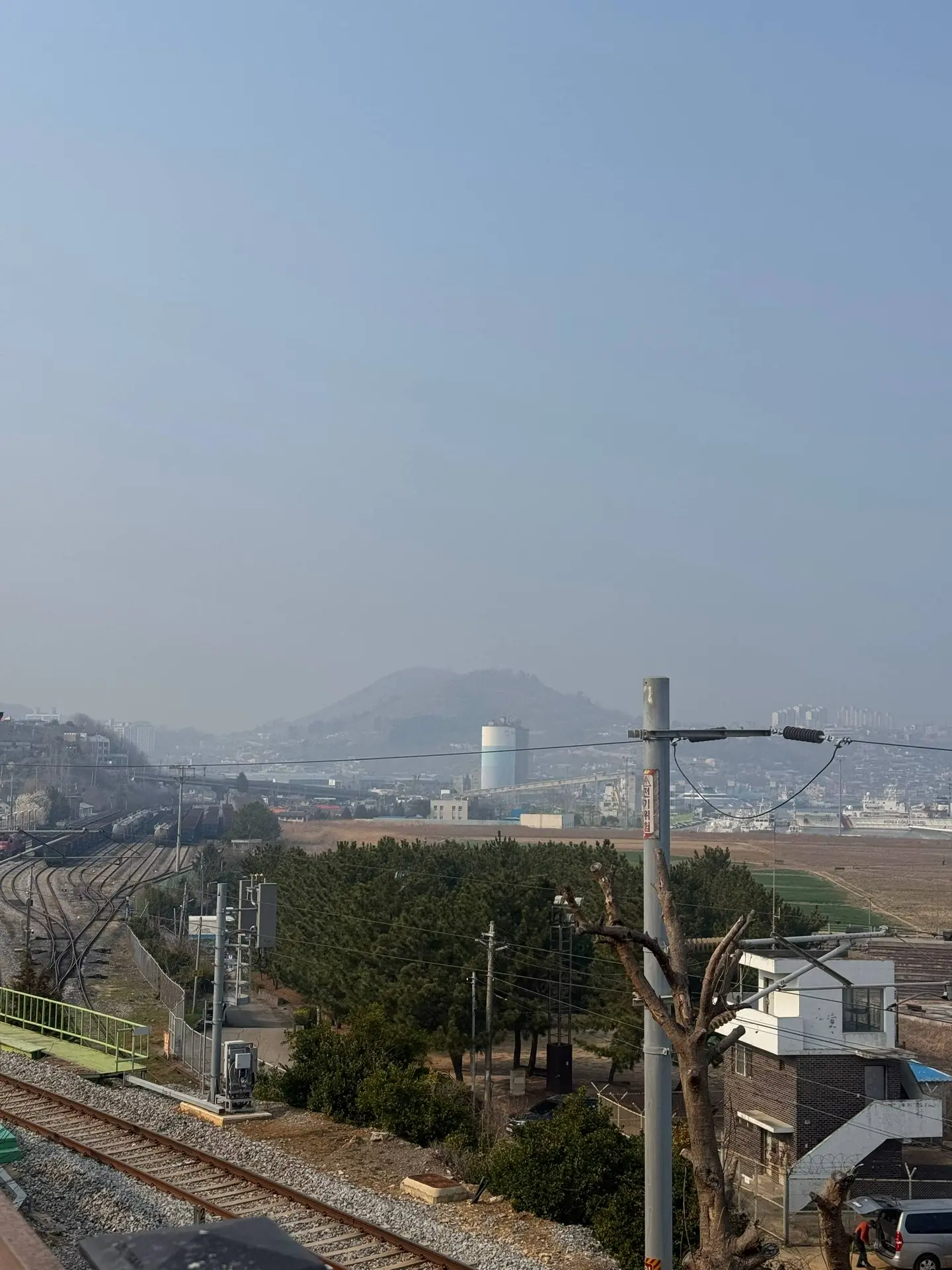 Живя в Южная Корея, я впервые столкнулась с таким понятием, как 미세먼지 — микропыль.  Сначала я вообще 