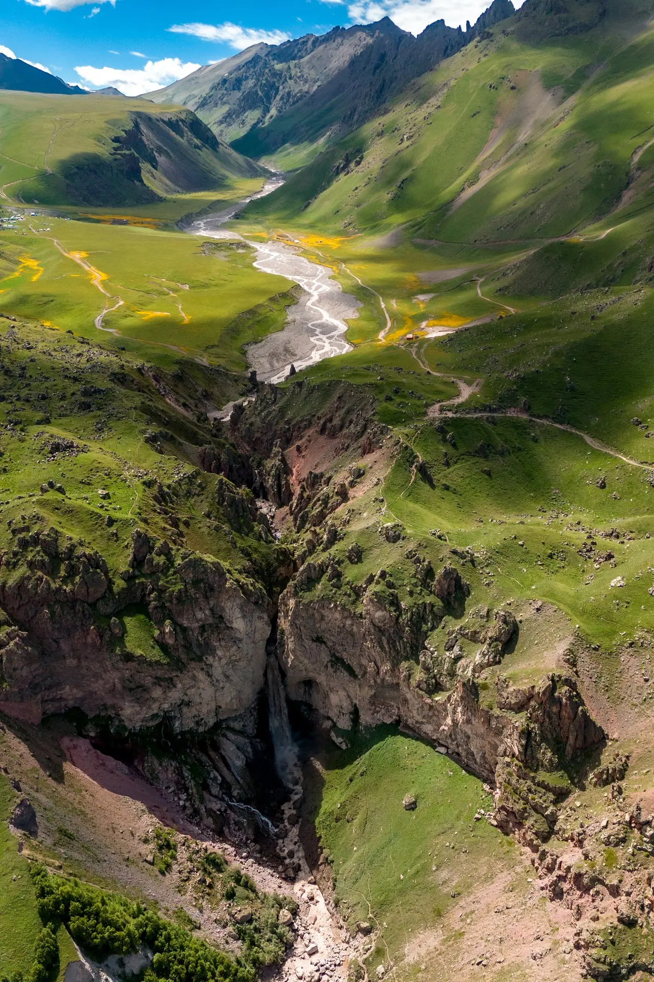 🌞 Джилы-су. Вид на поляну Эммануэля и водопад Султан во время цветения лютиков.