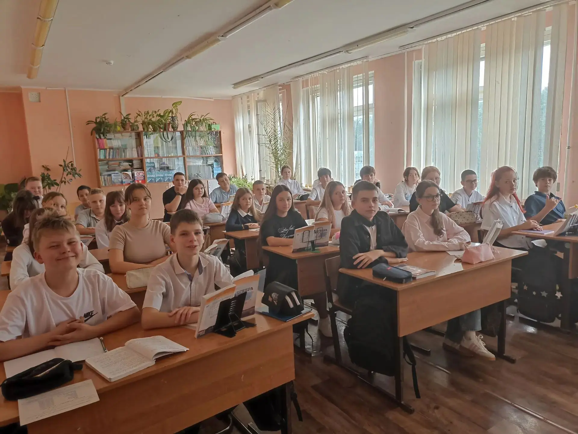 Сегодня,2 сентября, у ребят 7б класса начались уроки после долгих летних каникул.
