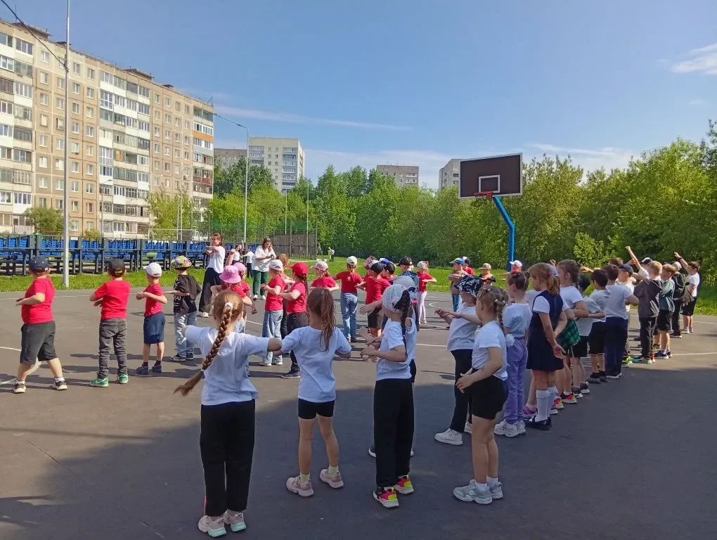 Сегодня шумно и весело было на школьном стадионе. Соревнования по спортивному ориентированию объедин