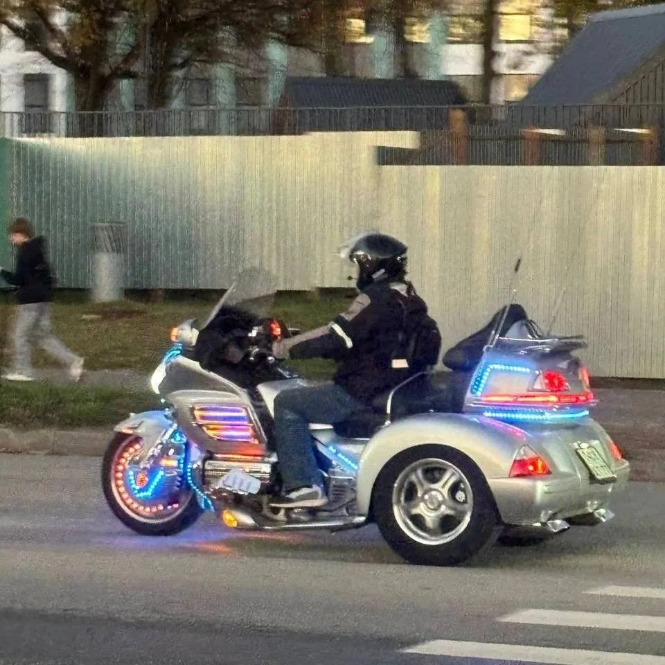 😁 В Коммунарке заметили байкера с новогодним настроением.
