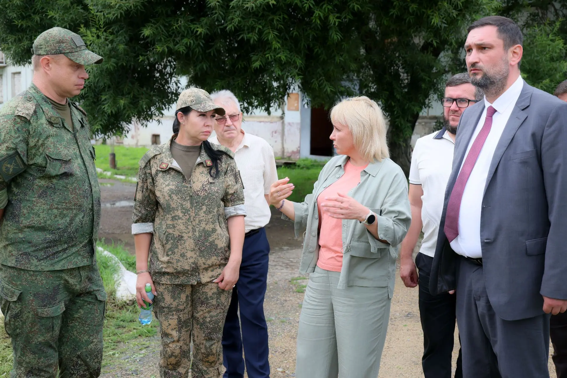 Продолжаем приводить в порядок жилые дома в военных городках нашей области. Во время ра...