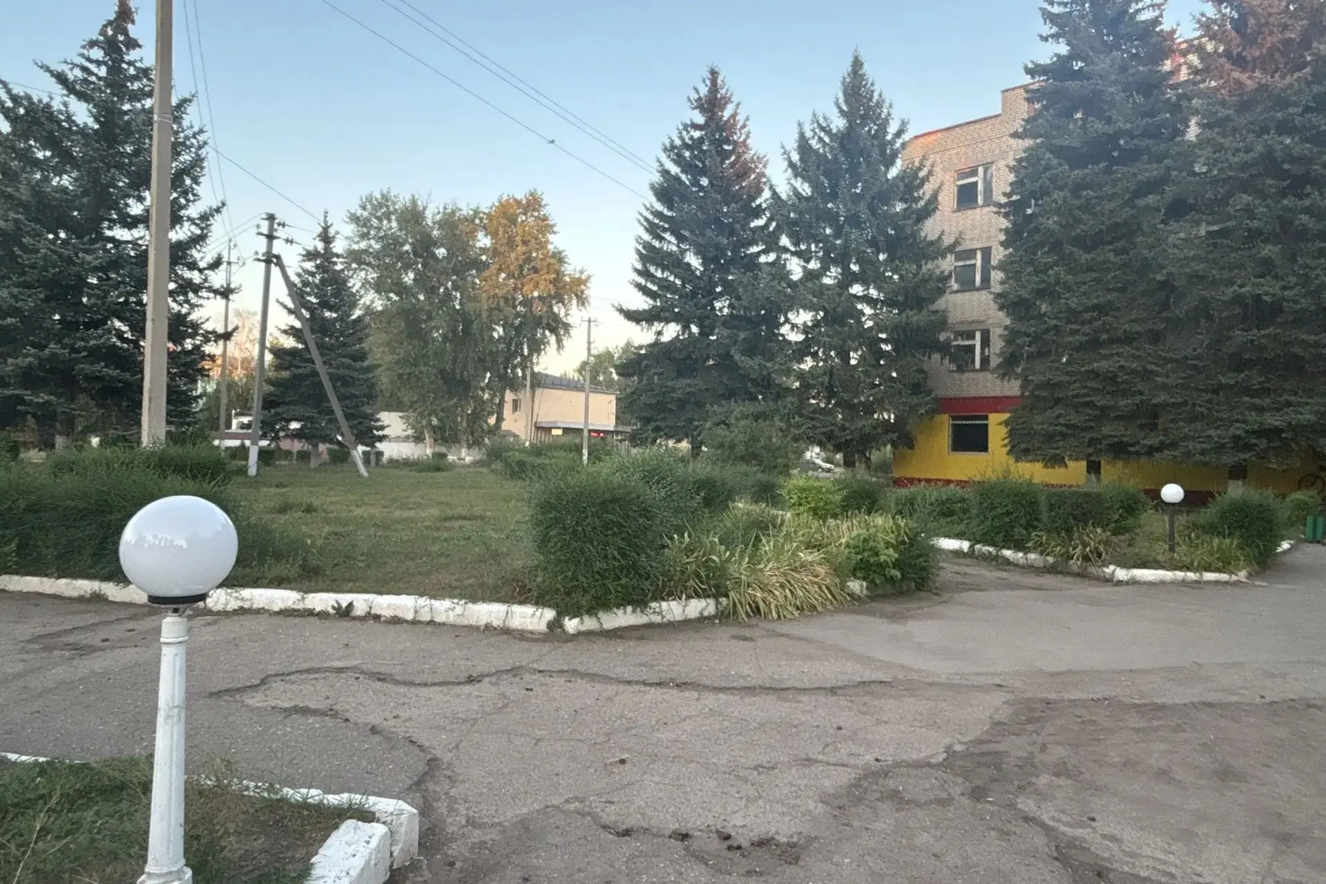 На Аллее молодёжи в селе Подлесное стало светлее и уютнее: на уличных фонарях заменили ...