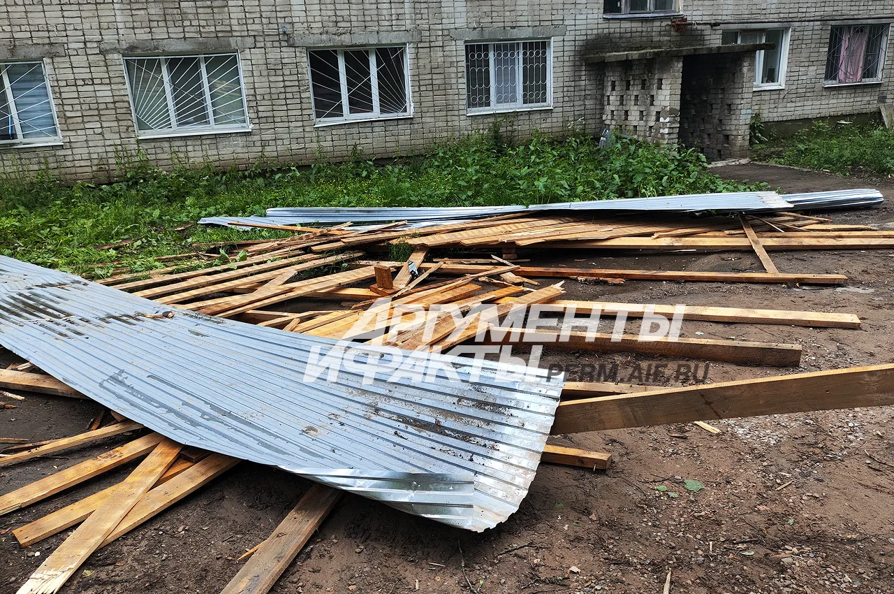 В Перми жильцы дома сами убирают упавшую из-за сильного ветра крышу 

14 июня на улице Дедюкина, 7 к