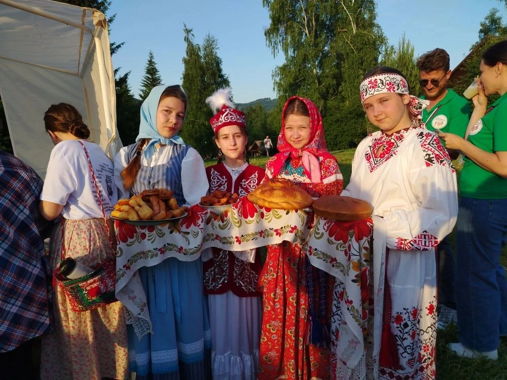 Делегация Ребрихинского района на "Бирюзовой Катуни". Конкурс блюд национальных кухонь прошел под де