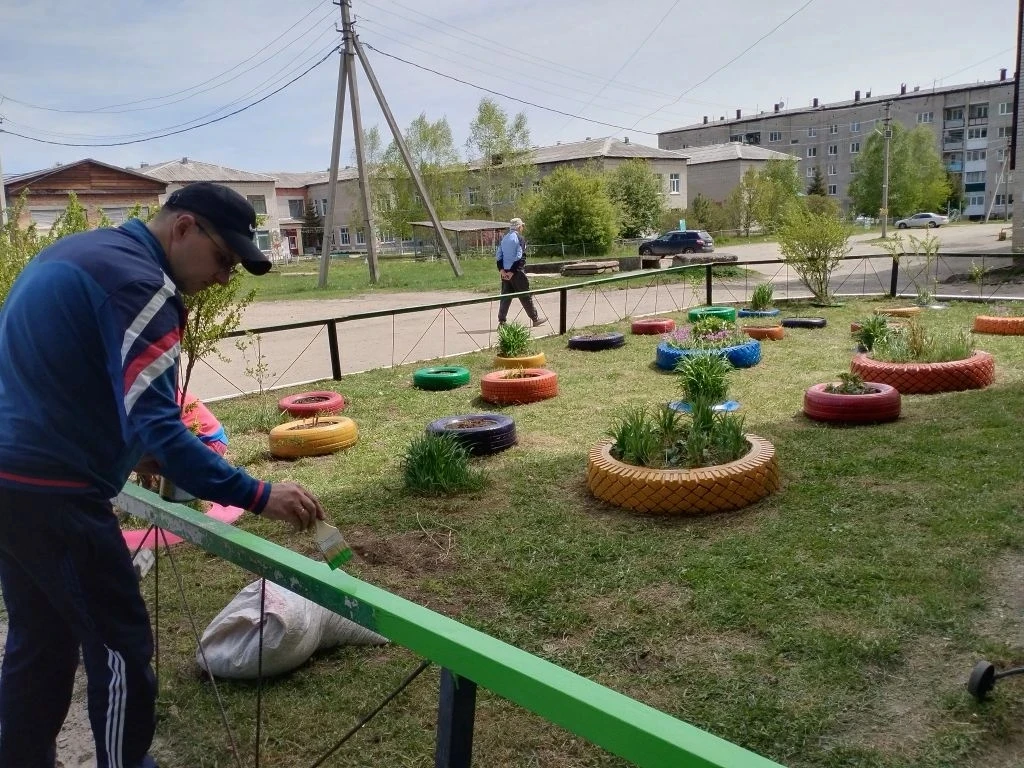 В День соседа жители дома № 20 по улице Раскопенского по своей инициативе облагородили ...