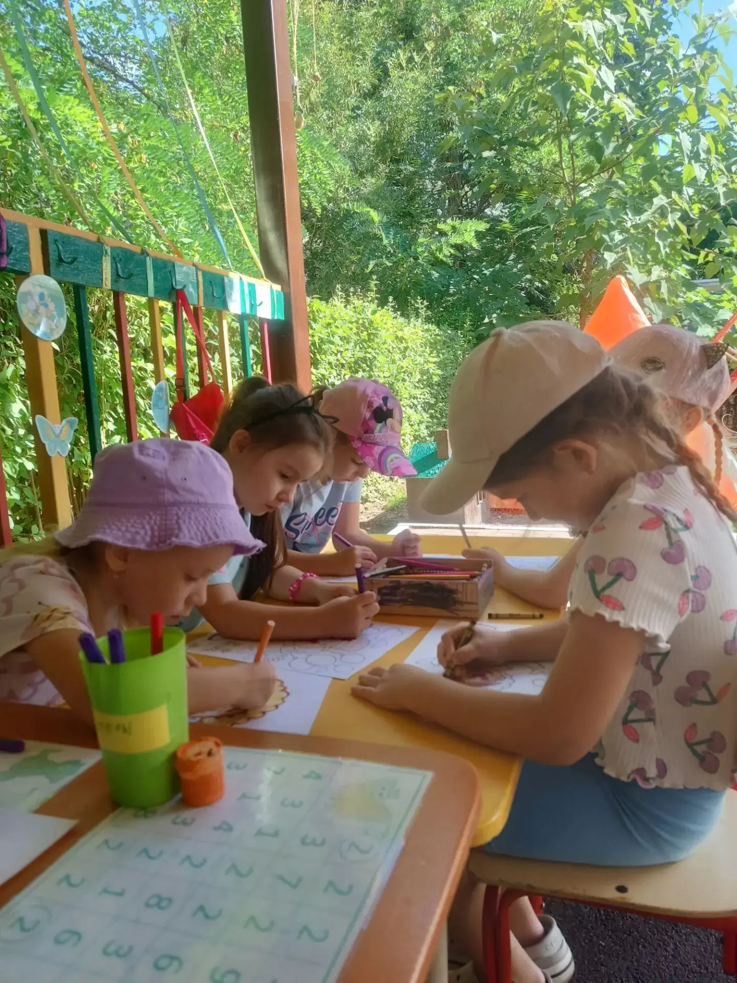 🎉 День клоуна в старшей группе «Радуга»! 🎉
В предвкушении праздника наши юные художники устроили н