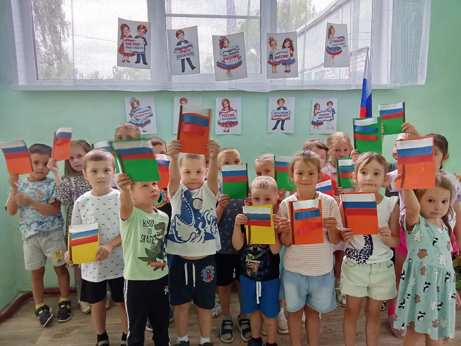 В нашем детском саду продолжаются мероприятия, посвященные Российскому триколору.