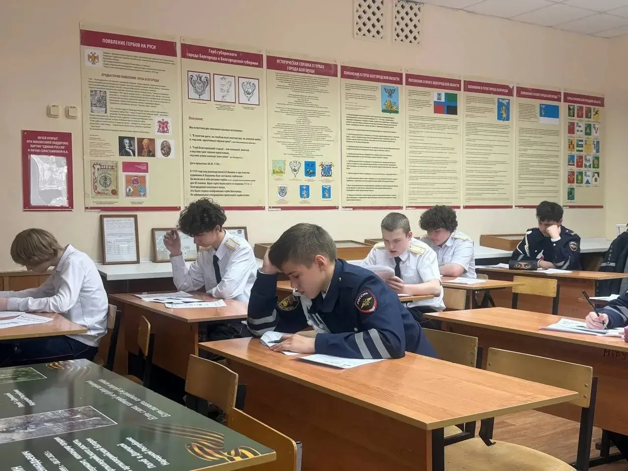 Сегодня наша школа стала частью масштабной всероссийской акции! 🇷🇺  Вместе со всей Россией ученики 8