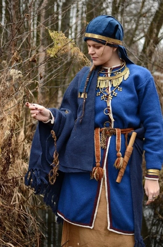 Реконструкция женских костюмов  и украшений балтских племён. VIII-XII вв.