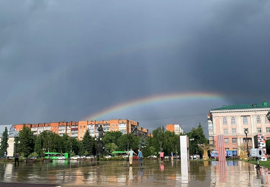 Короткий, но интенсивный ливень напоследок подарил курянам красивое зрелище. Над городо...
