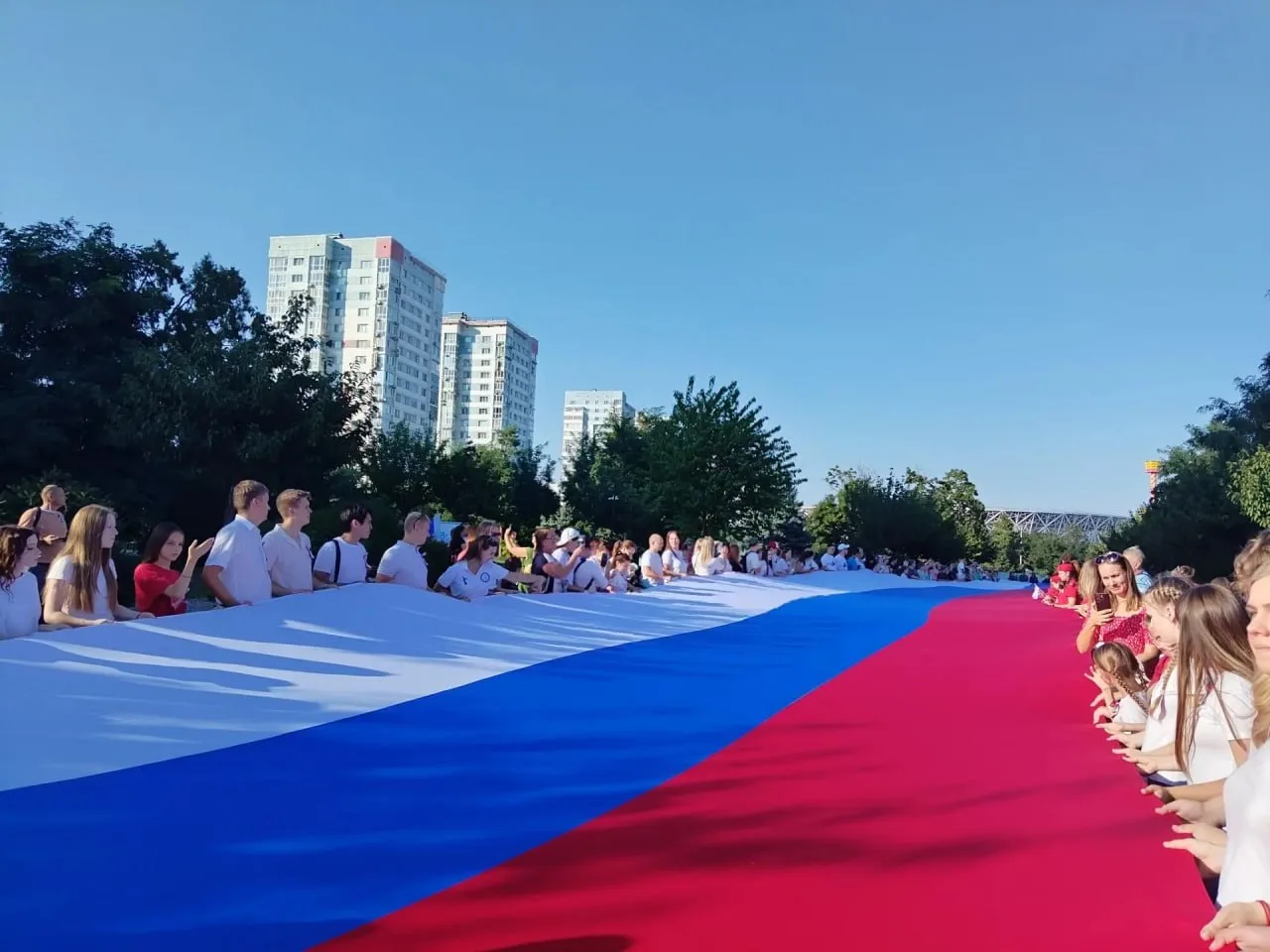 80-метровый триколор развернули сегодня в Центральном парке в в День Государственного ф...
