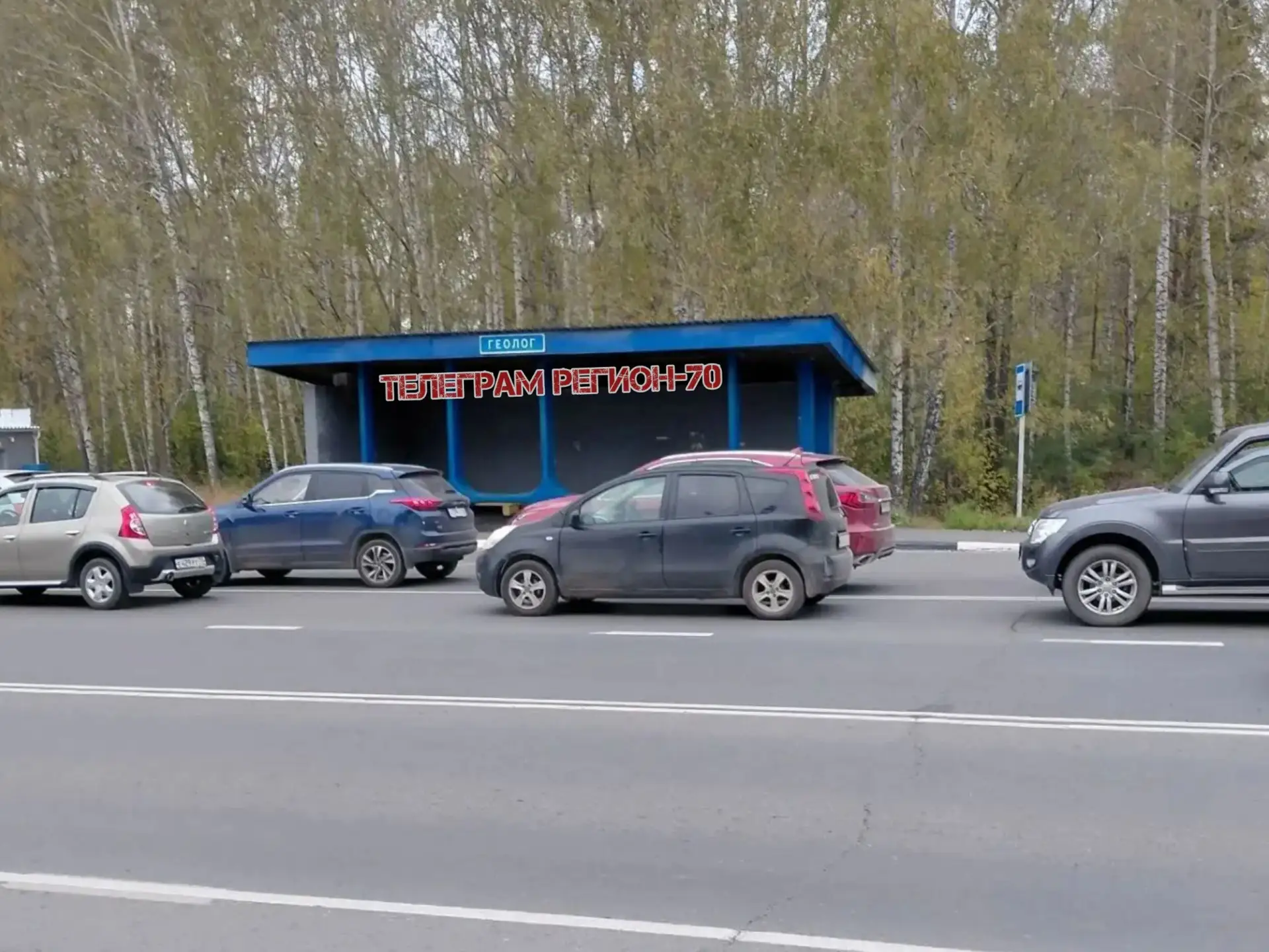 Остановка «Геологов» превратилась в парковку у заправки. Машины стоят в два ряда и пере...