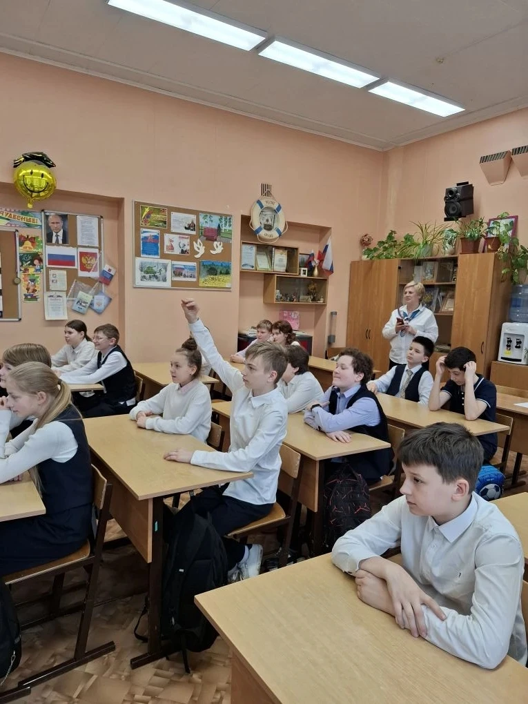 📚 Сегодня в МАОУ СОШ №10 — урок налоговой грамотности «юНГа»! 🇷🇺  В 6а классе прошло необычное занят