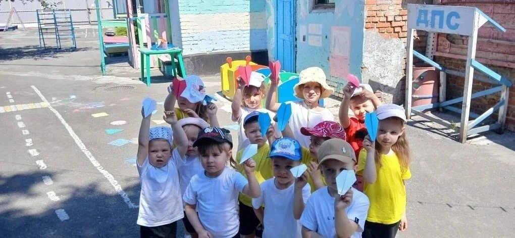 «Здоровые дети — будущее страны»: под таким девизом в средней и младшей группах прошли спортивные со