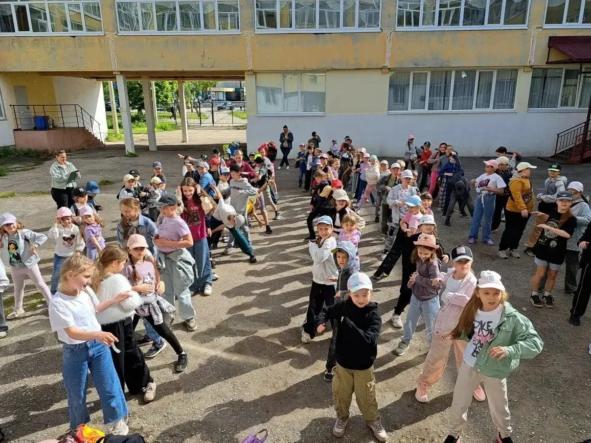 🌟 3 июня день в ЛДП «Улыбка» начался с традиционной зарядки и линейки.