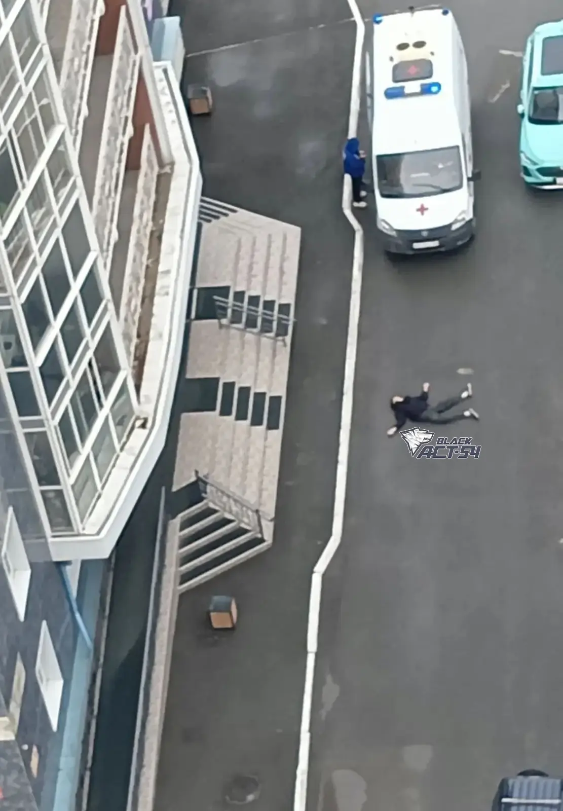 🕊️ Утром, в 9:00, с верхнего этажа 17-этажки на Пархоменко, 27/1, упал молодой человек...