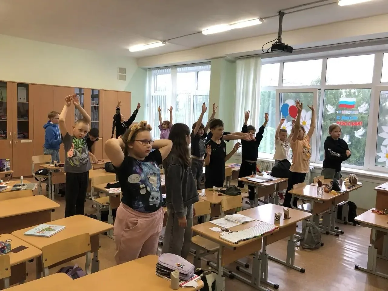 В пришкольном лагере продолжается настоящее летнее приключение! Несмотря на дождливую погоду, каждый