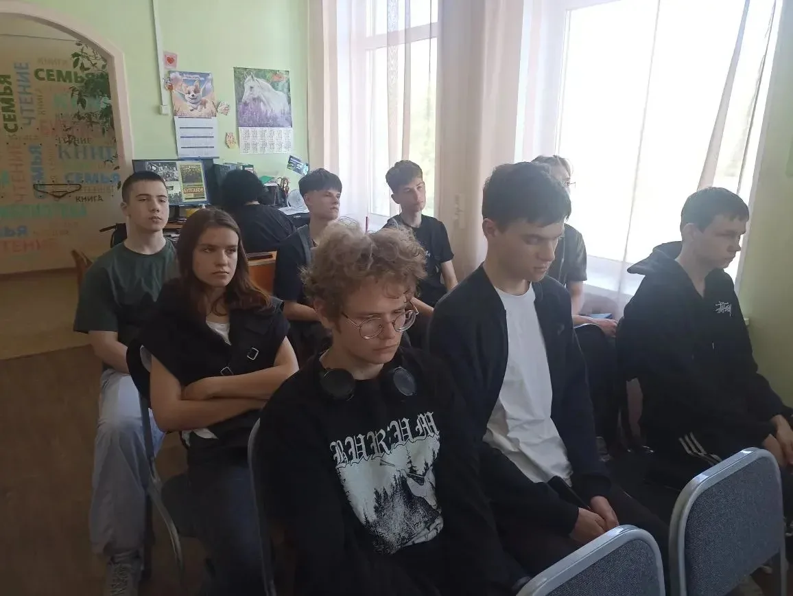 Для студентов 11‑й группы филиала «Кормиловский» специалисты поселковой библиотеки пров...