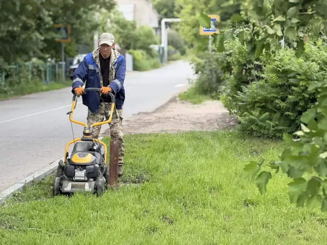 🌿Продолжаются работы по благоустройству

Коммунальные службы осуществляют уборку дорог и тротуаров,