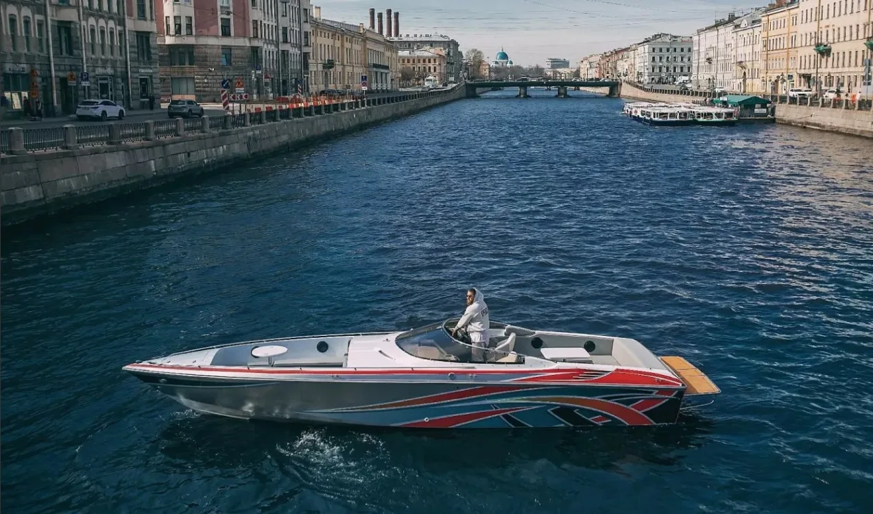 Виктория
👴 до 11 человек
⚓️ Фонтанка
🚾 Туалет ➕
💳 от 11 000 час

https://78kater.ru/katera/viktor