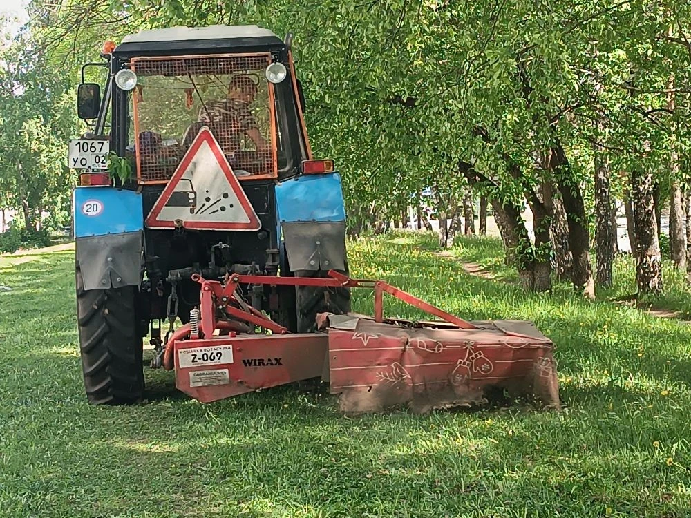 Продолжаем приводить район в порядок. Ежедневно моем дороги и тротуары, собираем мусор ...