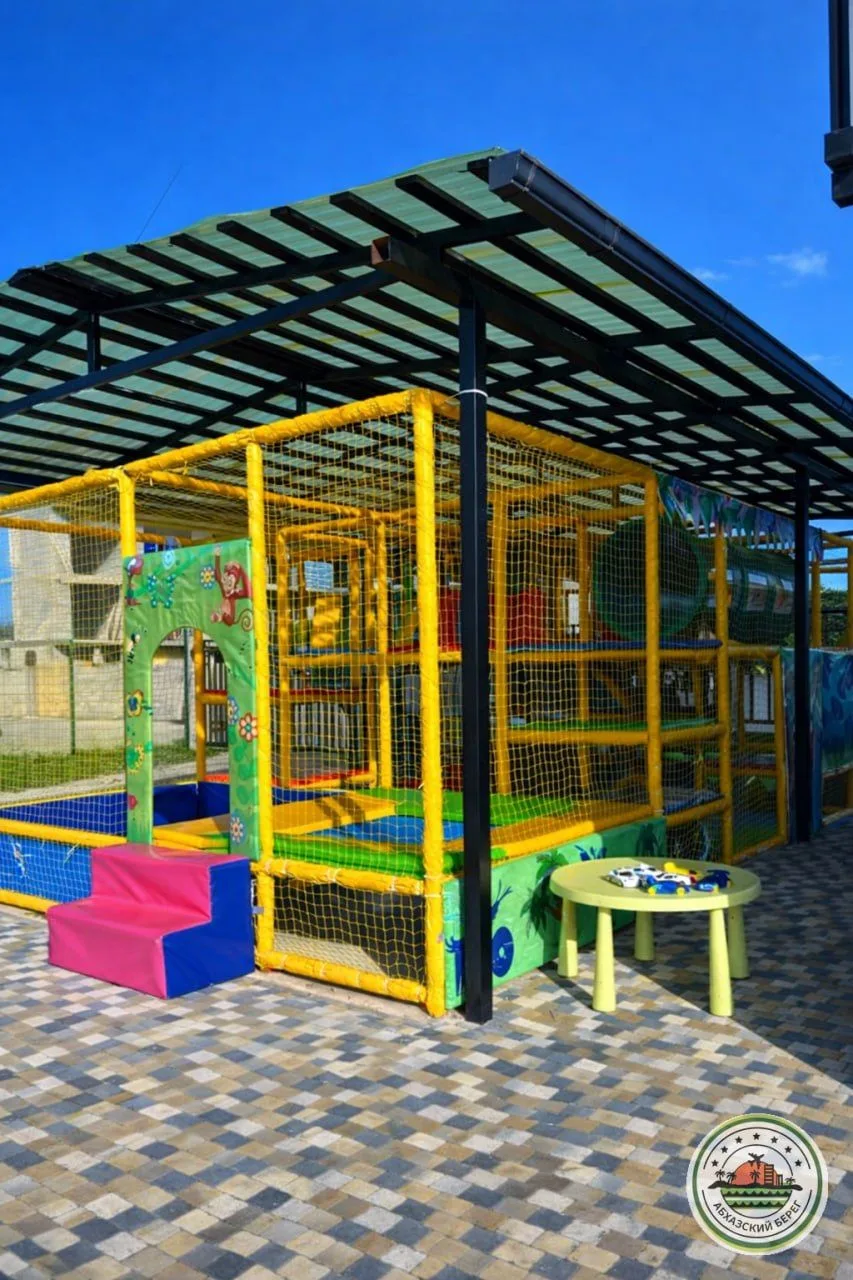 "БЛЭК СИ" отель с бассейном и питанием  📍Лдзаа, ул. Аиааира, 34 🏖 7 минут пешком, сосновый пляж 👥 ра