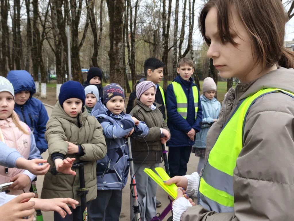 🚦 С наступлением тепла наши первоклассники всё чаще проводят время на свежем воздухе — катаются на в