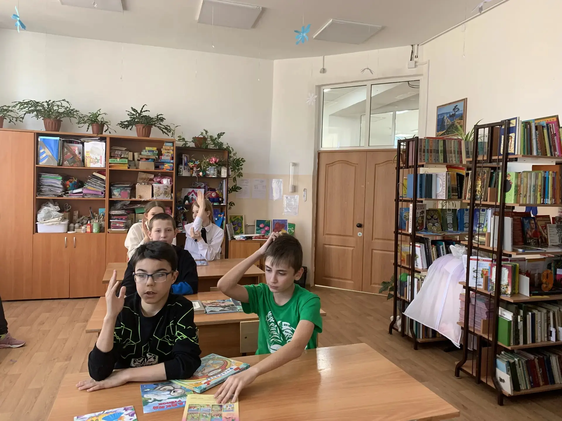 Сегодня в библиотеке с обучающимися  5 класса был проведен библиотечный урок «Великий с...