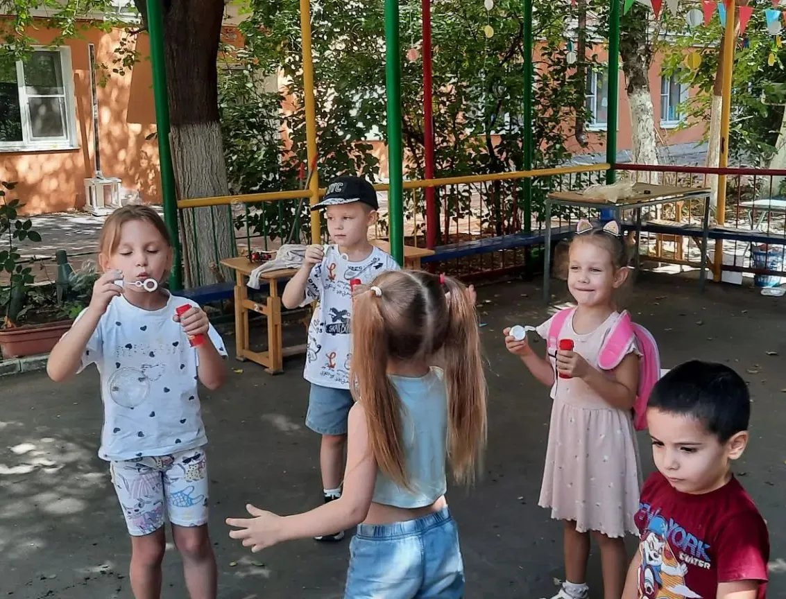 В средней группе 2 прошёл тематический день «До свидания, лето красное!». Это был день ...