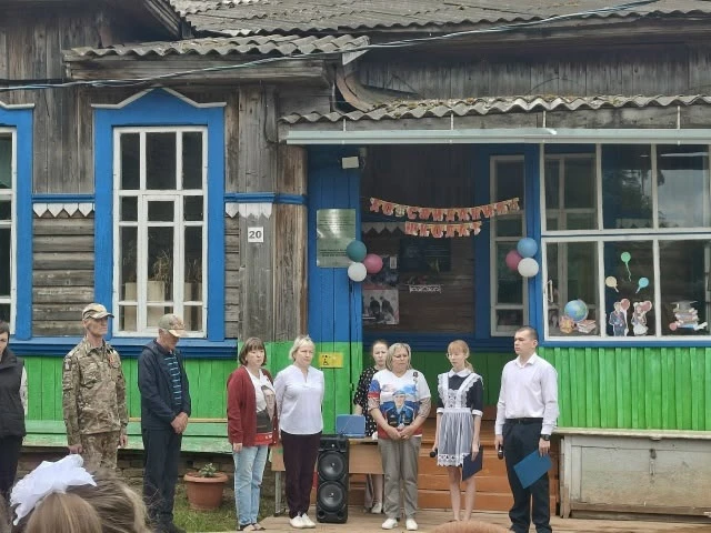 🕯️ В Юскинской школе открыта Аллея Памяти Героев! 🕯️