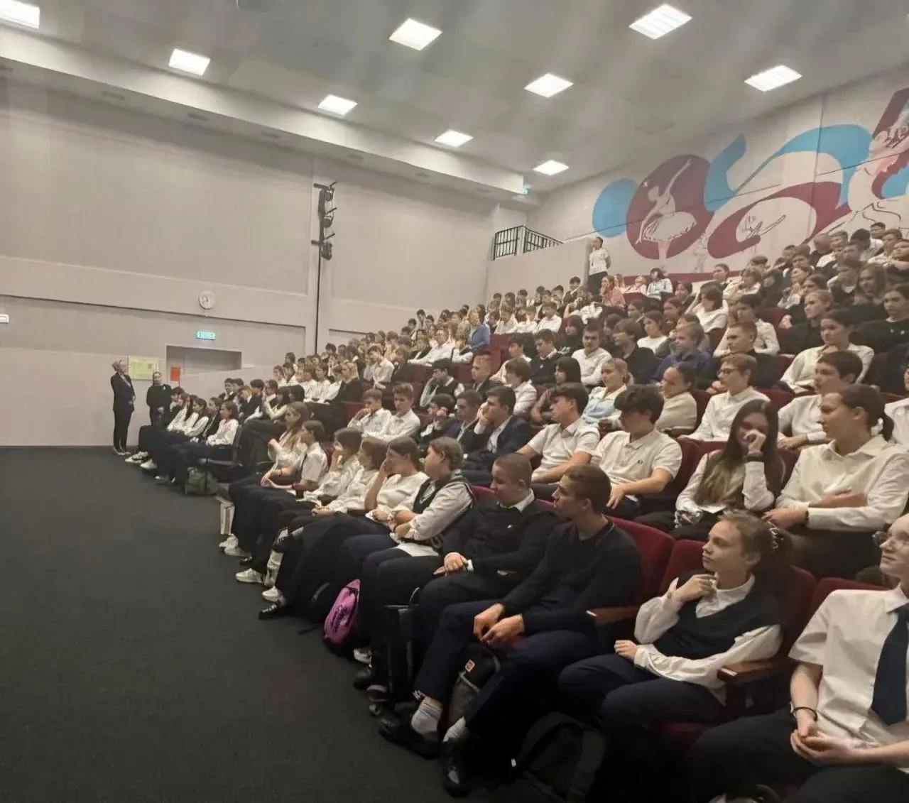 В нашей школе прошел показ документального фильма «Предательство» режиссера Андрея Медведева. 🎥   Эт