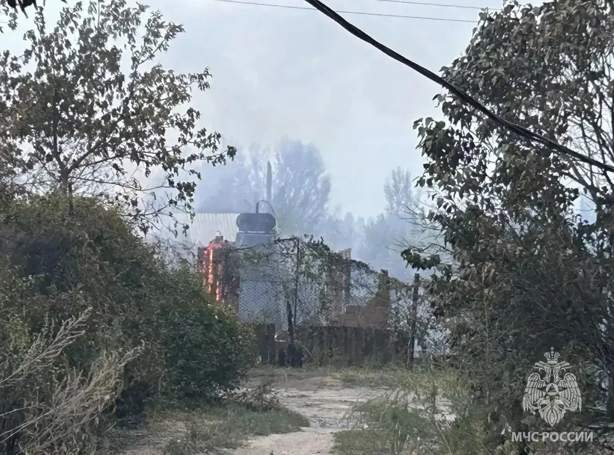 В Соль-Илецке продолжают тушить пожар 🔥