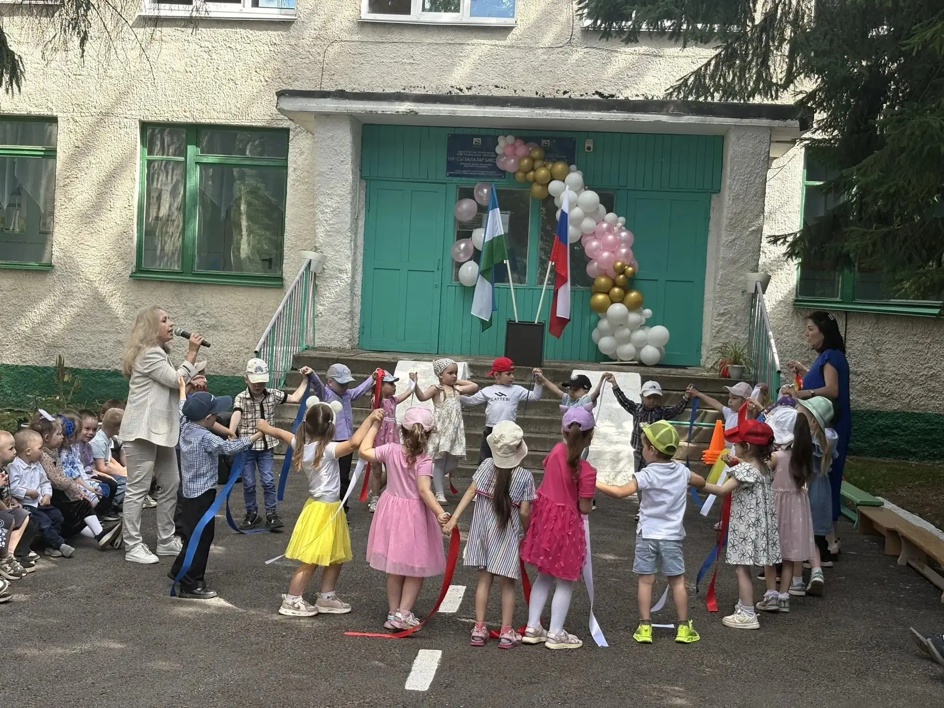 Мы всех сегодня с днём России поздравляем
                 Ведь это главный праздник для страны боль