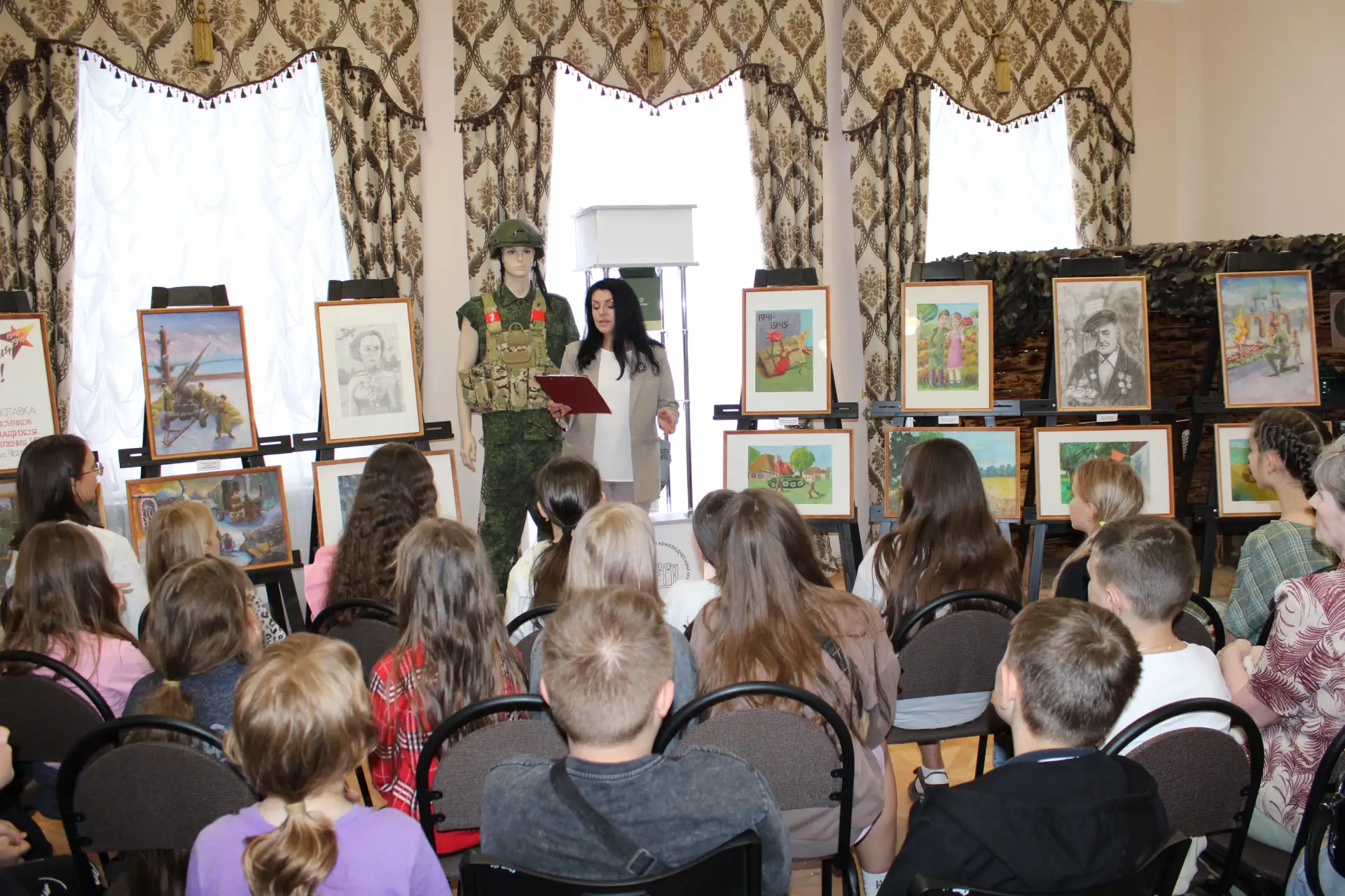 🎨В Чернянском музее состоялось замечательное событие – открытие выставки работ юных талантов Детско