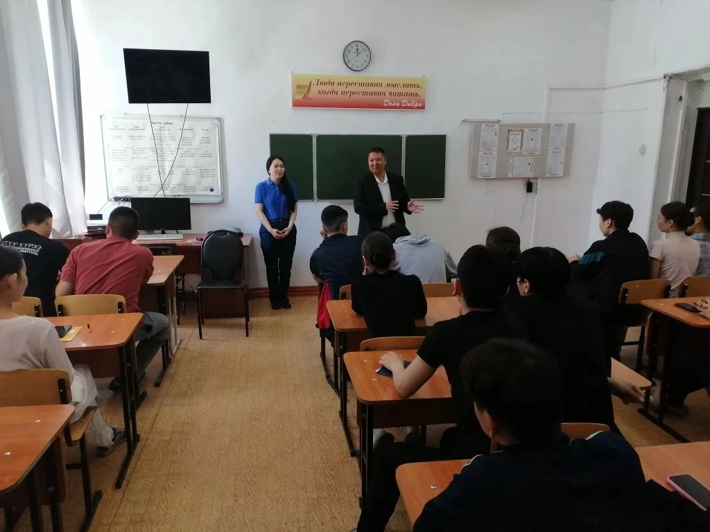 Сегодня психологи Центра «Сайзырал» Айдаш Наваждай и Темир Ондар посетили Кызылский кол...