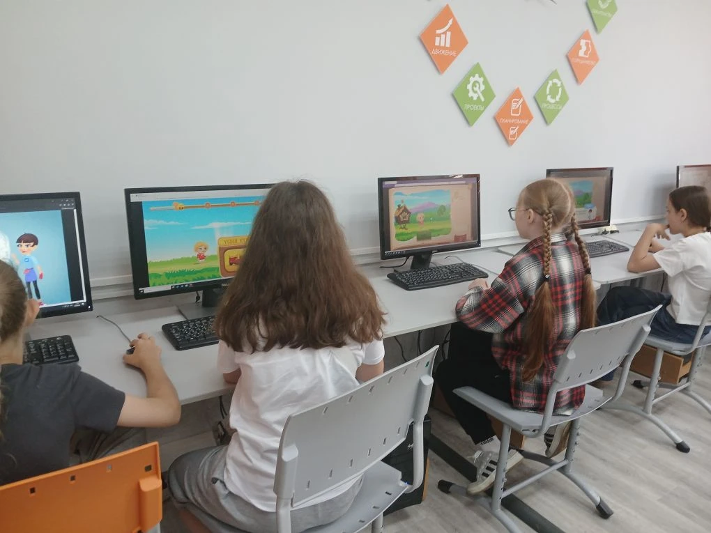 🌐  10 июня в лагере прошел  «День цифры»: всероссийский IT-проект для детей 7–17 лет. 

🧩 Проект «