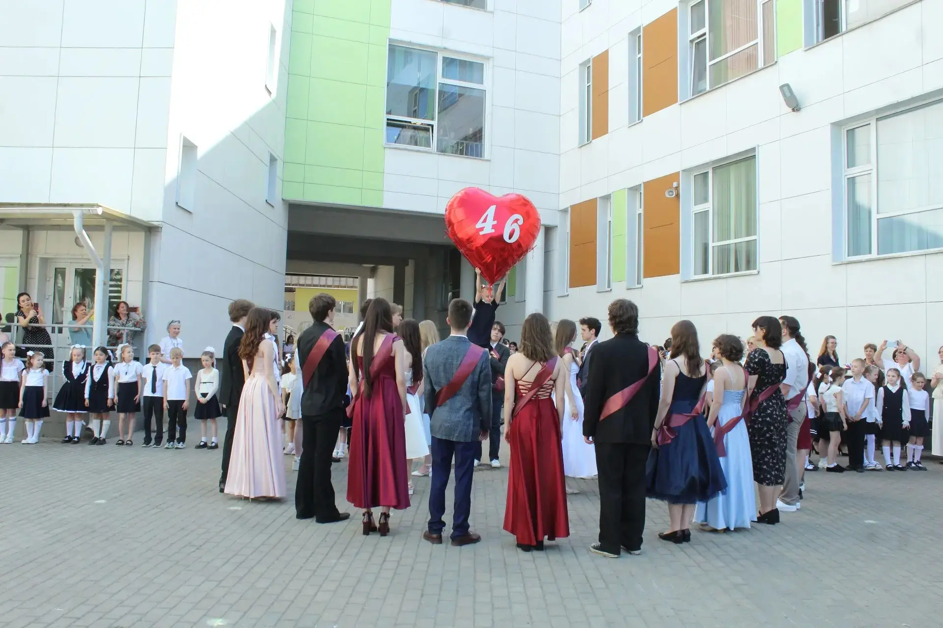 В нашей школе прошёл Последний звонок  💃Торжественная линейка состоялась во дворе школы. Первоклассн