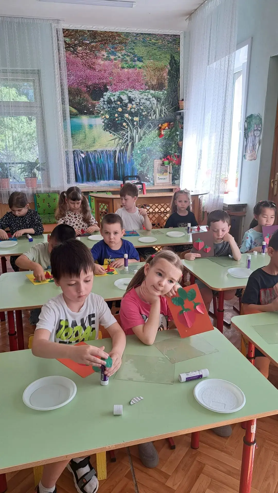 Сегодня мы в группе  провели тематическое занятие на тему "летняя клубничка".В начале занятия провел