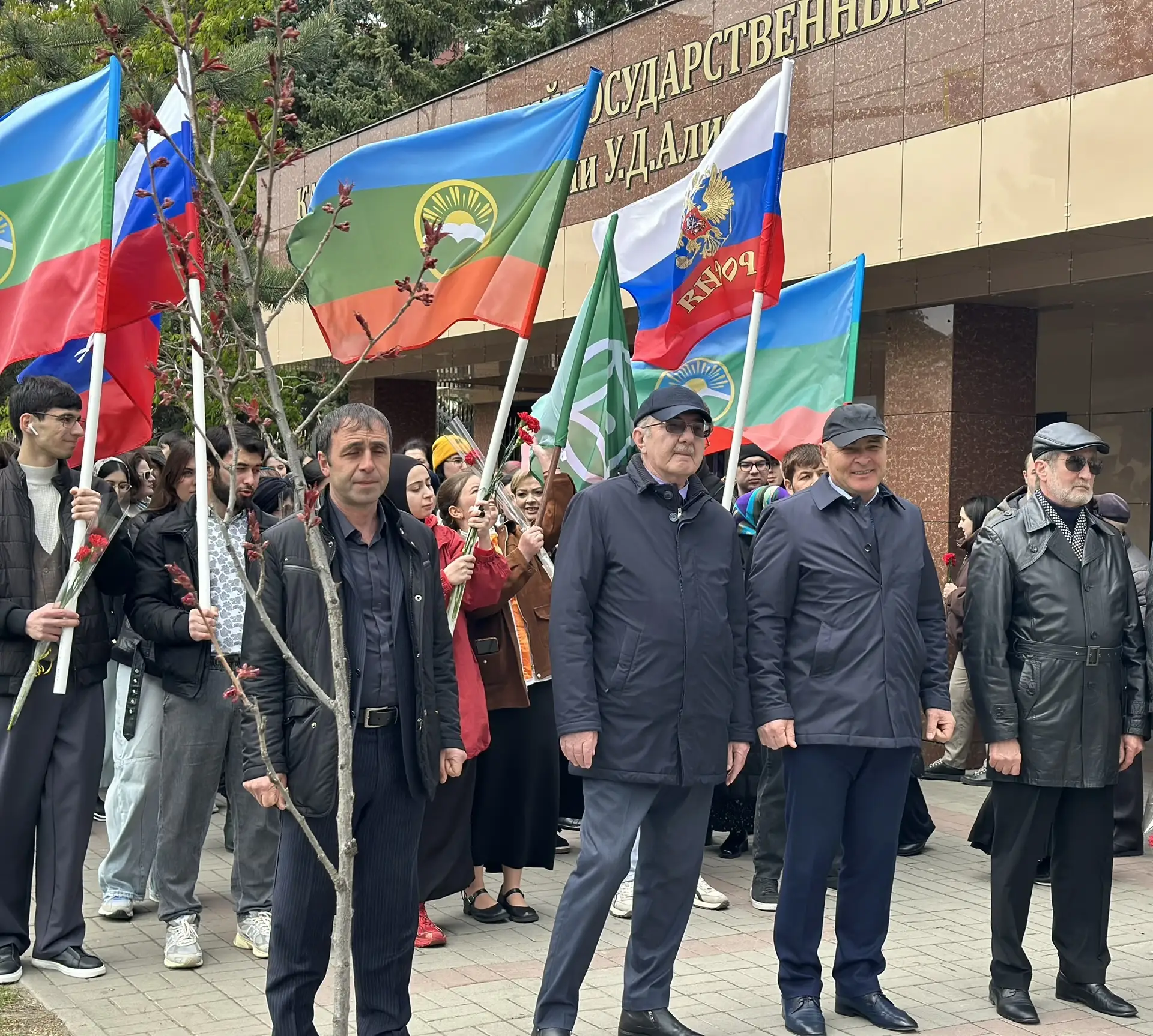 Коллектив КЧГУ во главе с и.о.ректора Умаром Узденовым принял участие в митинге, посвященном Дню воз