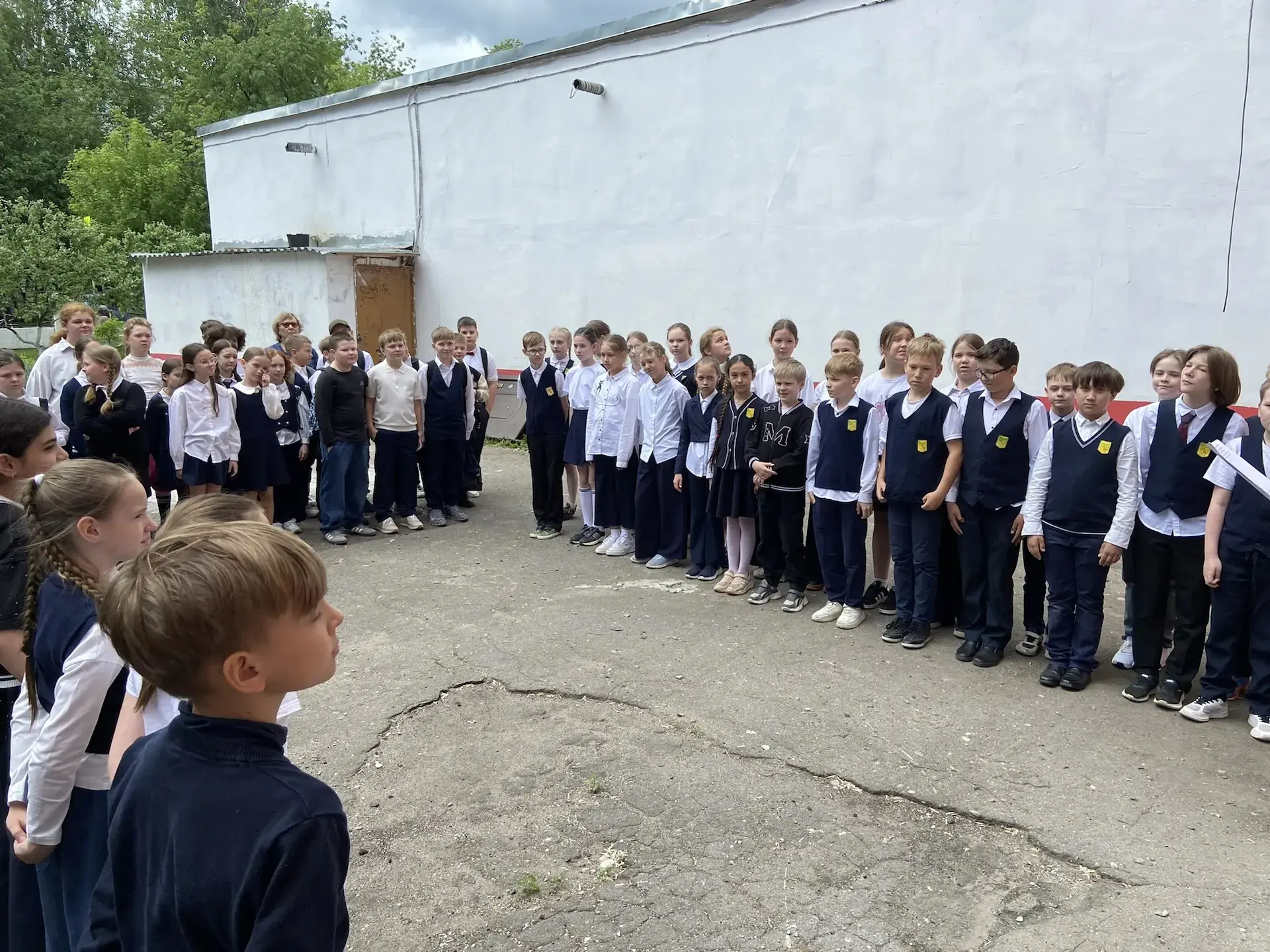 Сегодня в начальной школе — важный день. Ученики 1-4 классов собрались на итоговые линейки, чтобы по