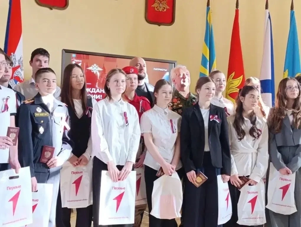 Главный документ — из рук Героев! 🇷🇺  В геральдическом зале Дома офицеров Балтийского флота состояла