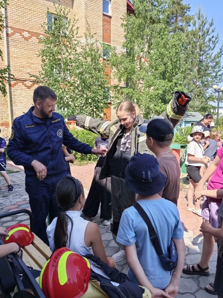 🇷🇺 Продолжение серии праздничных мероприятий: в гостях у ребят — пожарная команда Барсово

В предд