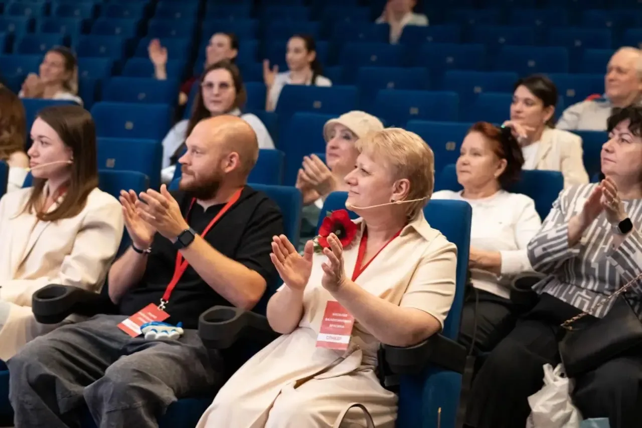 Пока на уличной площадке форума кипела работа конкурса «Город мастеров», в зале кинотеатра «Искра» п