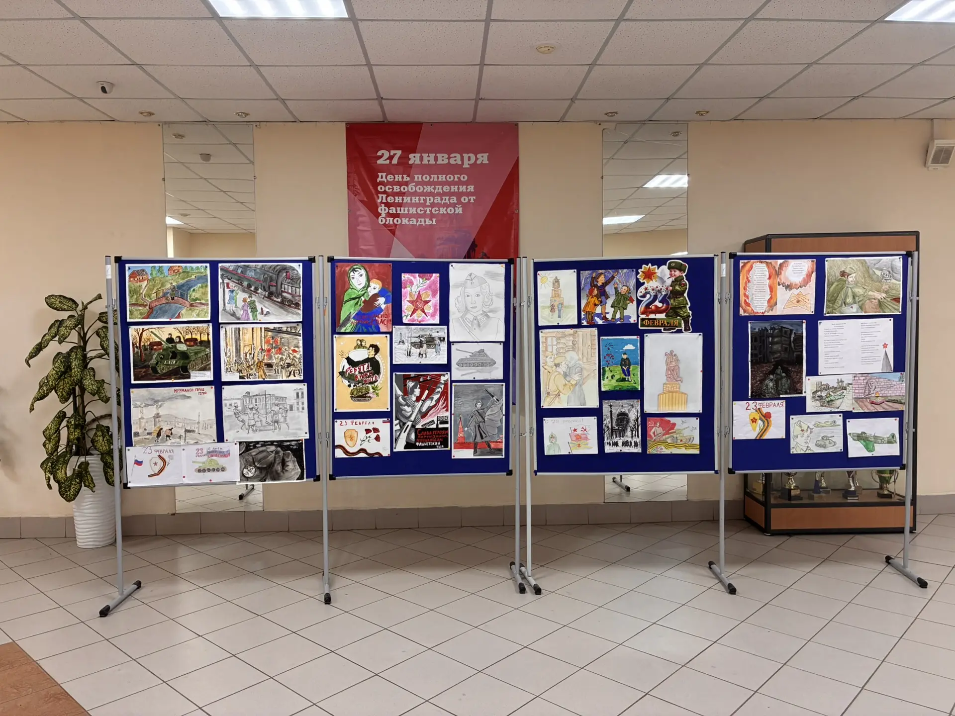 В нашей школе настоящий творческий бум! 🎨 Открылась выставка рисунков к 23 февраля! 🎉  Юные художник