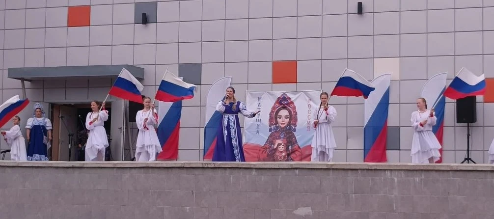 🇷🇺 «Россию песней славим!» 🎶

В этот важный праздник в Войсковицком Доме культуры царила невероят