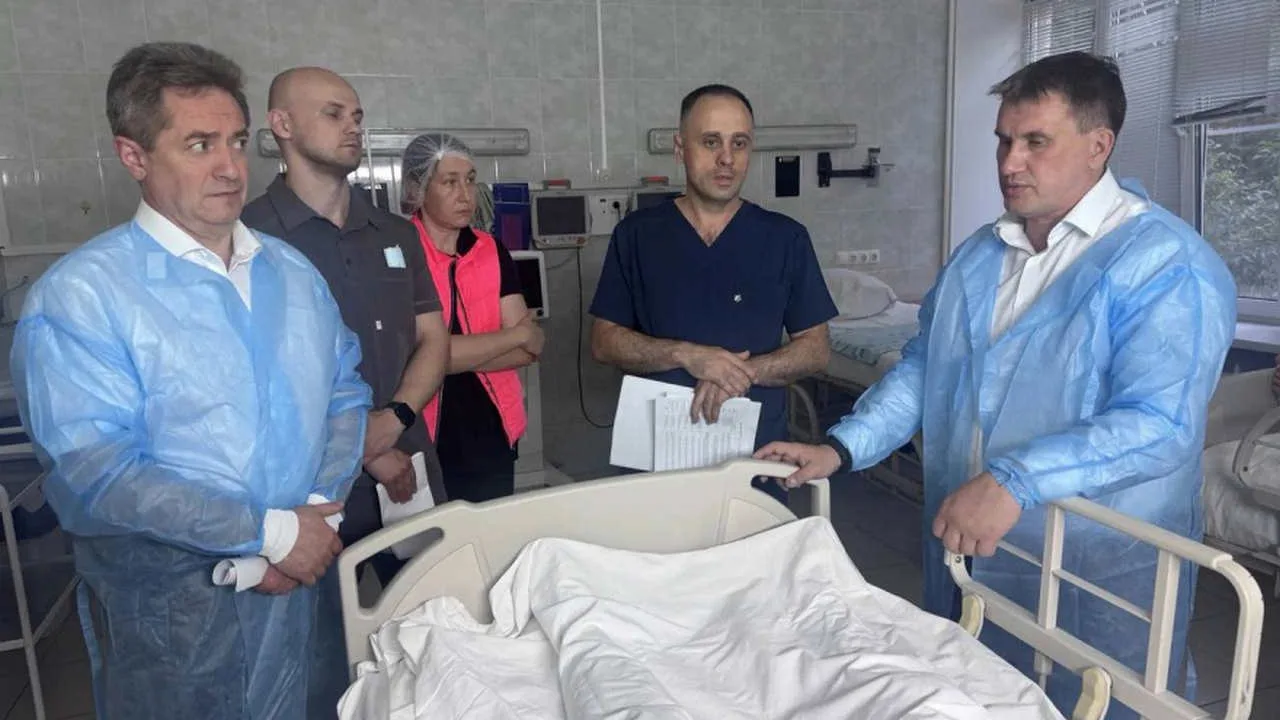 Пострадавших при ракетной атаке посетил глава воронежского Минздрава

В понедельник, 22 июня, руково